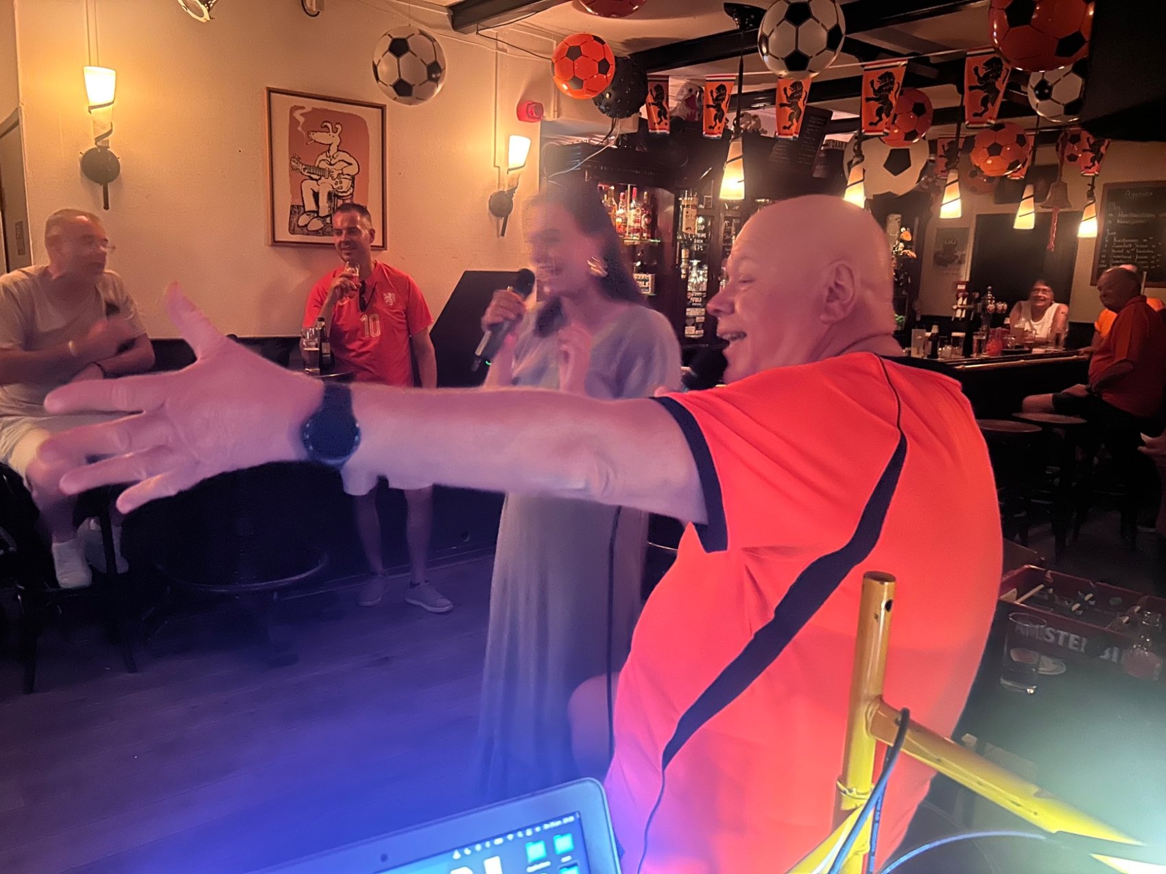 Meezingfeest met microfoons en enthousiaste gasten