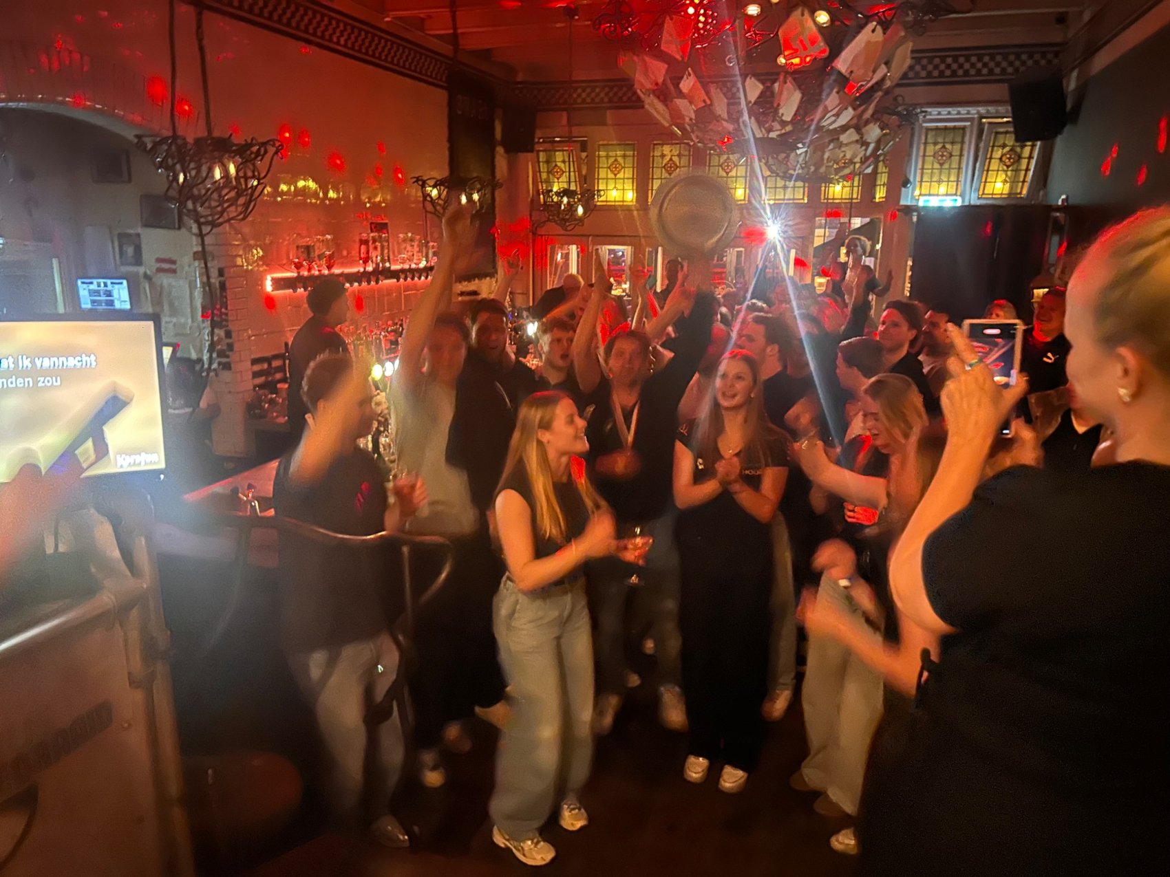 Gasten zingen en feesten mee tijdens een optreden